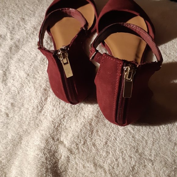 Le Chateau sandals size 6 burgundy faux suede flats excellent condition - Picture 5 of 5